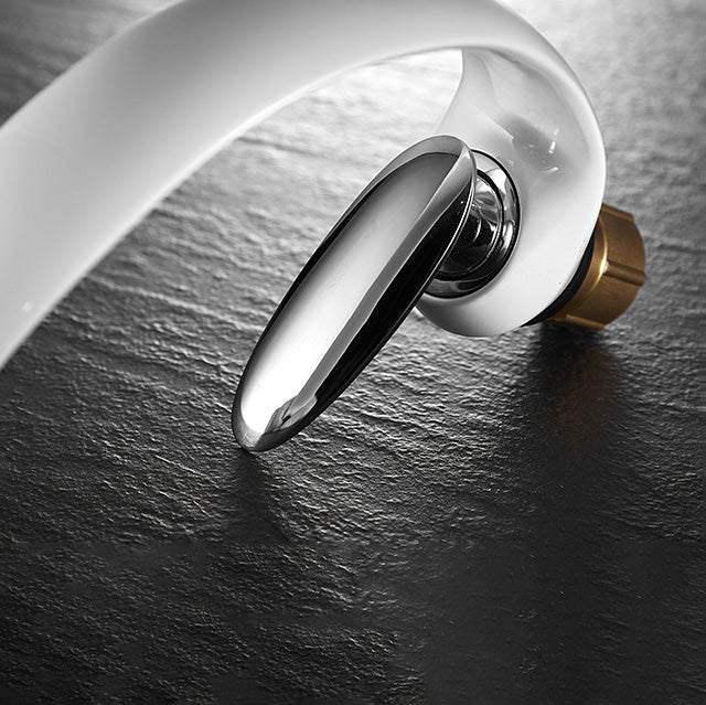 Luvikno | Unik badekran med fossefall i messing