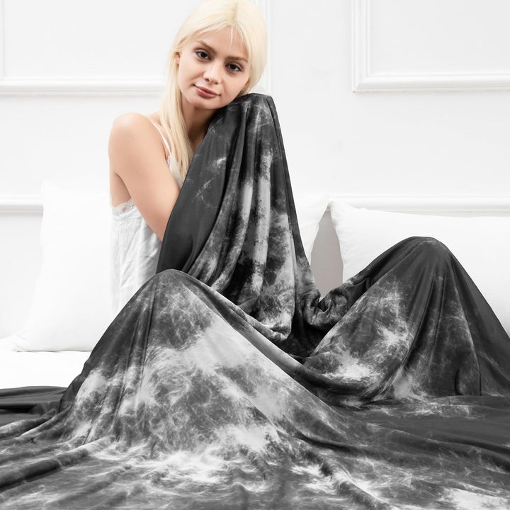 Tie Dye Kjøleteppe – Q-Max 0.5+ Dobbel-Lags Dobbelt-Sidig Kald Berøring Teppe for Komfortable Sommernetter-Grå | Luvikno
