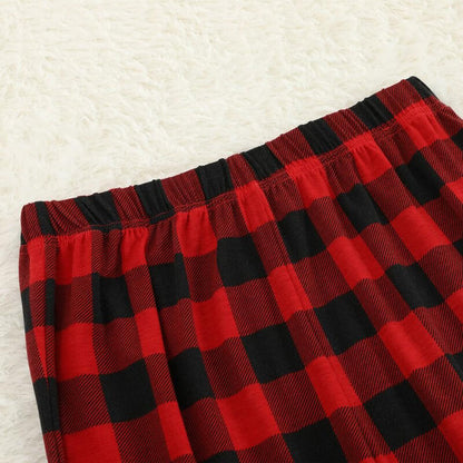 Luvik | Joulupukin hattu ja 'Believe' kirjainkuvio kontrastivärinen musta paita ja musta & punainen ruudullinen housuja perhesovitettu pyjamakokonaisuus