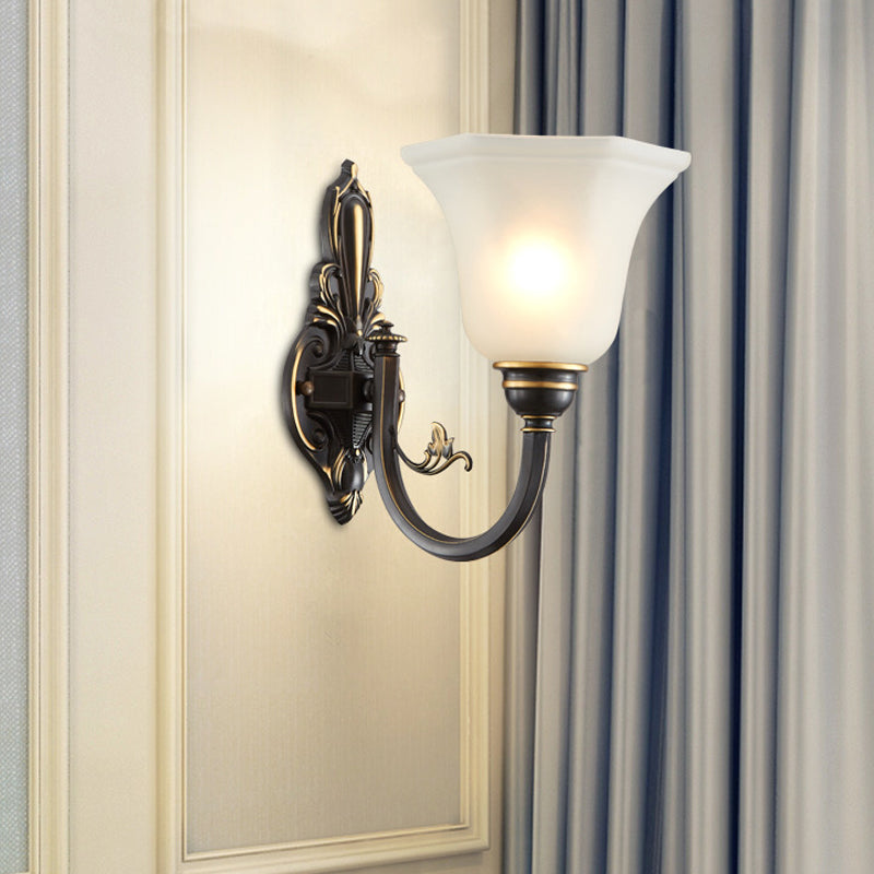 Bøyd arm korridor vegglampe tradisjonell metall 1/2-hode messing/svart og gull vegglys med bredet frostet glasskjerm | Luvikno