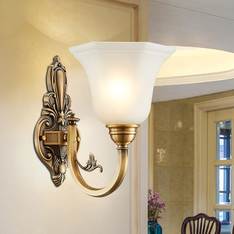 Bøyd arm korridor vegglampe tradisjonell metall 1/2-hode messing/svart og gull vegglys med bredet frostet glasskjerm | Luvikno