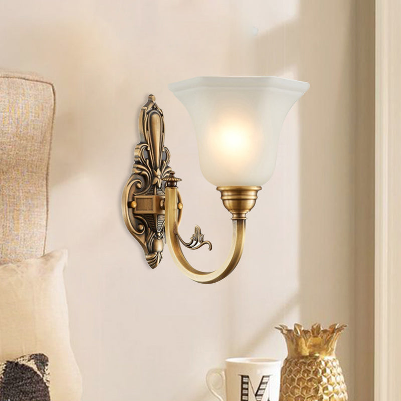Bøyd arm korridor vegglampe tradisjonell metall 1/2-hode messing/svart og gull vegglys med bredet frostet glasskjerm | Luvikno