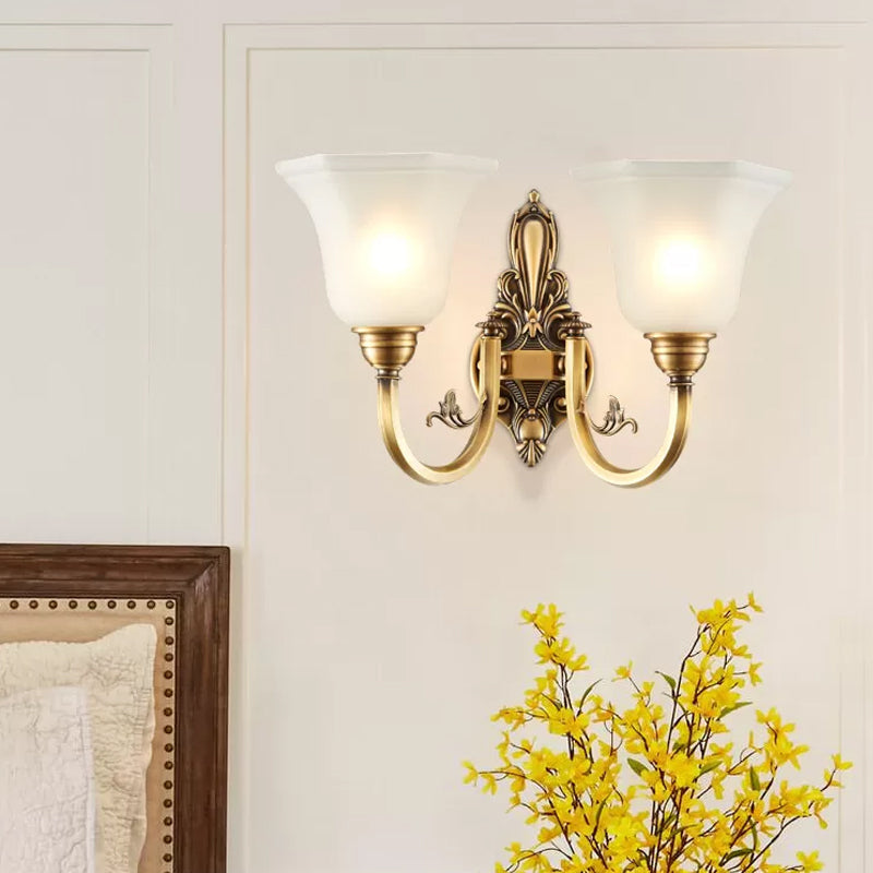 Bøyd arm korridor vegglampe tradisjonell metall 1/2-hode messing/svart og gull vegglys med bredet frostet glasskjerm | Luvikno