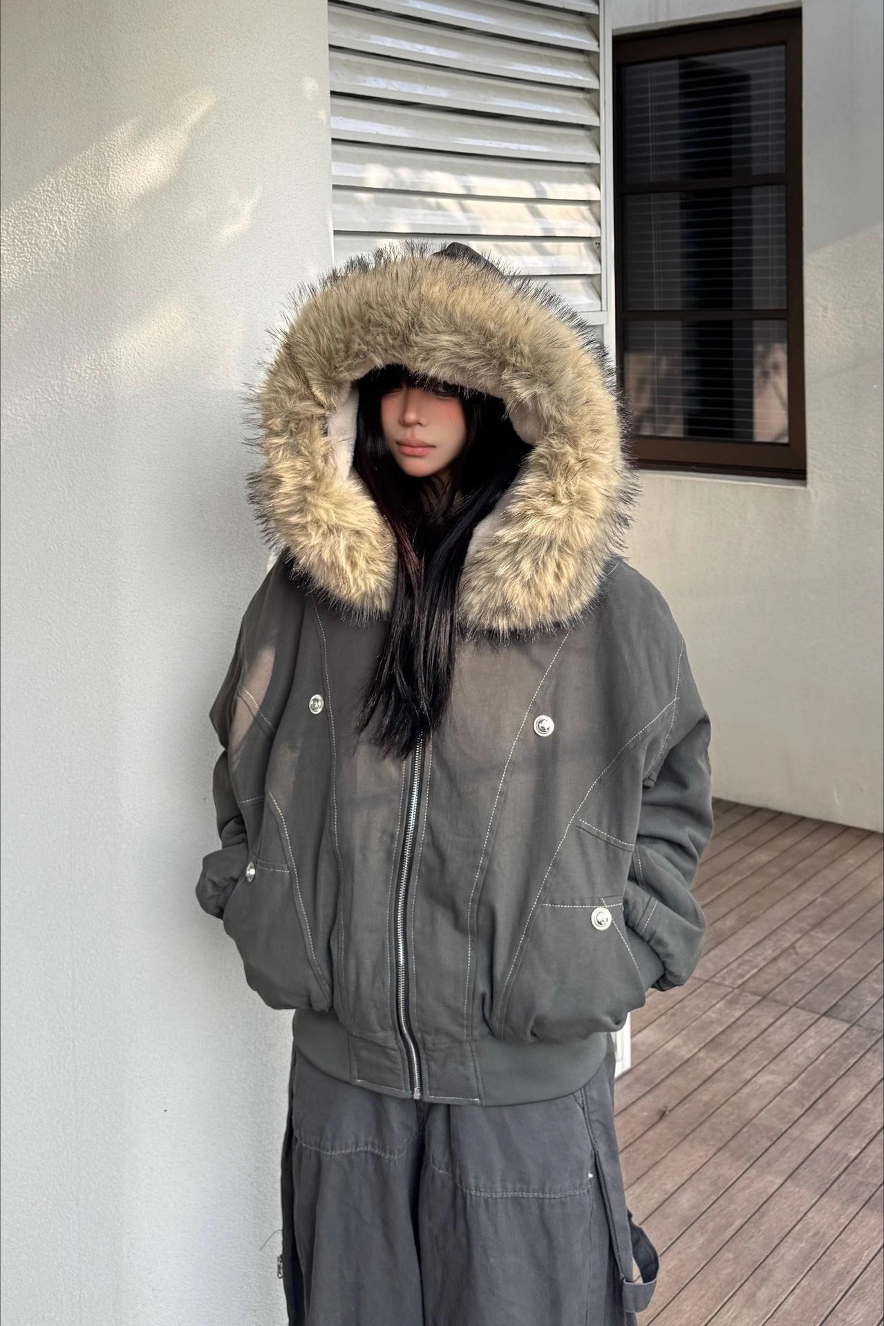 Luvik | Lyhyt Puffer-takki turkiskauluksella