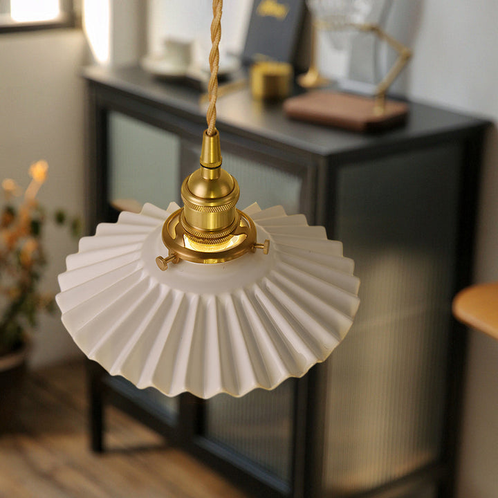 Vintage keramisk pendellampe med plissédesign – messing LED pendellampe for spisestue og stue | Luvikno