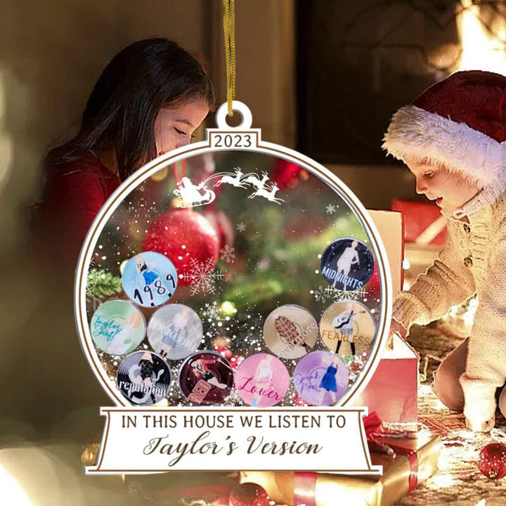 🎅I Dette Huset Lytter Vi Til Taylors Versjon Ornament | Luvikno