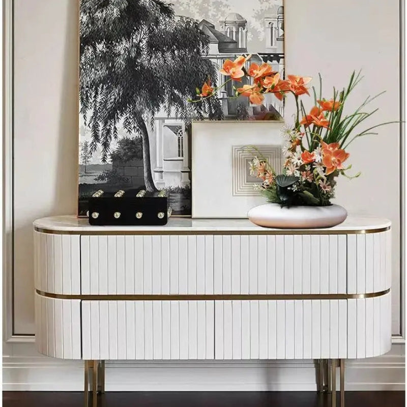 Livaktig blomsterarrangement i en moderne vase Luvikno