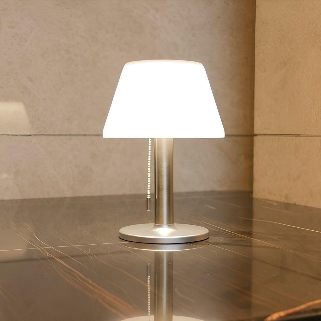 Elegant solid bordlampe for utendørs sjarm Luvikno