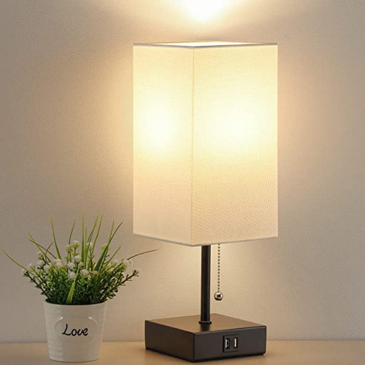LumiCharge – Moderne Bordlampe med USB-ladeporter | Luvikno