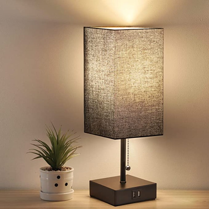 LumiCharge – Moderne Bordlampe med USB-ladeporter | Luvikno