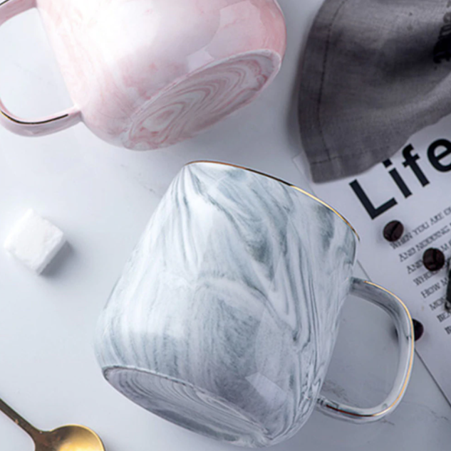 Elegant marmor keramikkopp med gyldne detaljer for daglig bruk | Luvikno