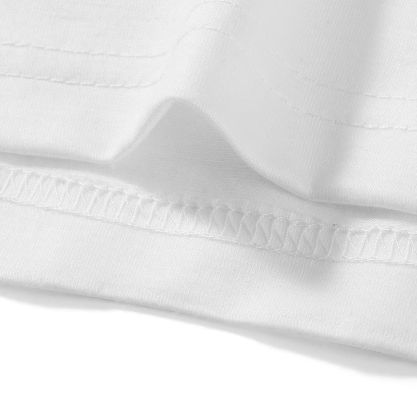 Luvik | HAPPY Christmas -kirjaimet ja joulupukin hattu painettu valkoiseen pitkähihaiseen puseroon punamustissa ruudullisissa housuissa perhejumppapuku