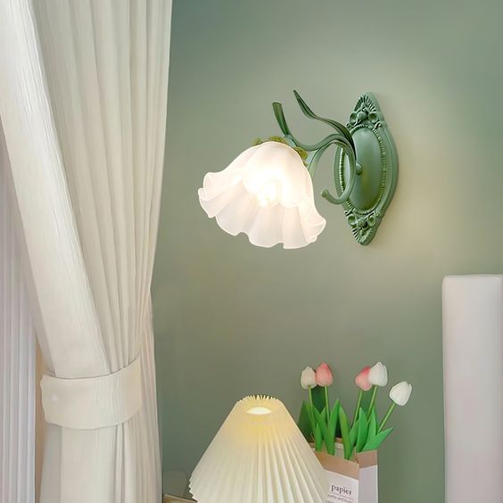 Luvikno | LilyGlow Vegglampe - Elegant naturinspirert belysning