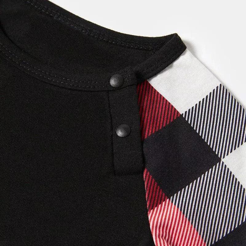 Luvik | Joulupukin hattu ja 'Believe' kirjainpainatuksella varustetut ruudulliset hihat kontrastitopit sekä punaiset, mustat ja valkoiset ruudulliset housut perheelle tarkoitetut pyjamapuku koirabandanan kanssa