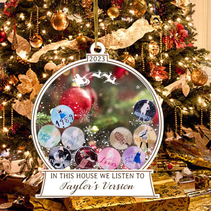 🎅I Dette Huset Lytter Vi Til Taylors Versjon Ornament | Luvikno
