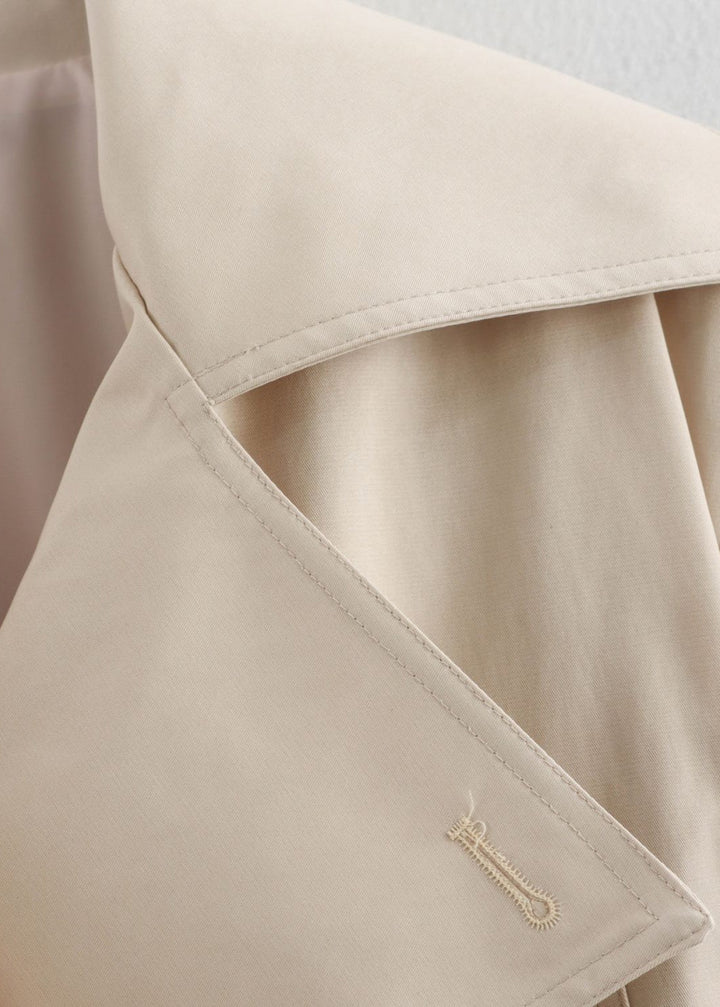 Luvik | Korte belte trench coat med overdimensjonerte klaffer