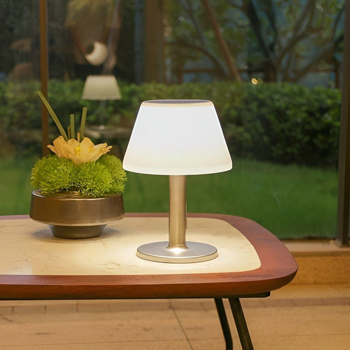 Elegant solid bordlampe for utendørs sjarm Luvikno