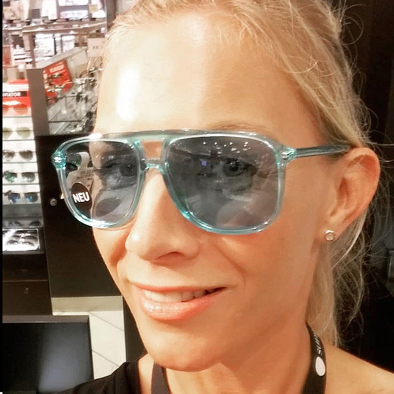 Dame moteriktige solbriller med gjennomsiktig ramme og blå glass Luvikno