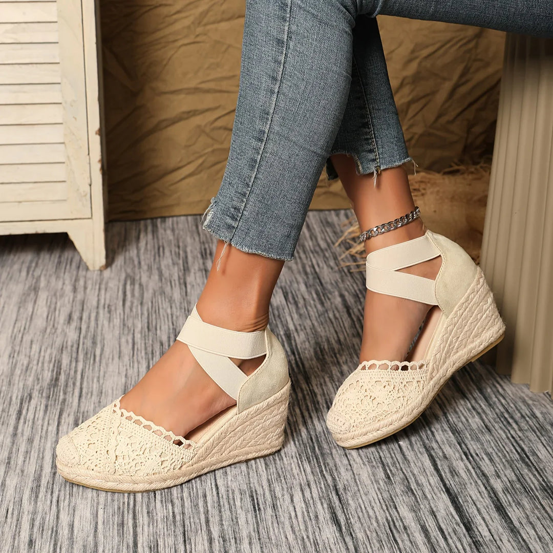 Luvik | Elegantit kiilakorkoiset sandaalit pitsireunalla