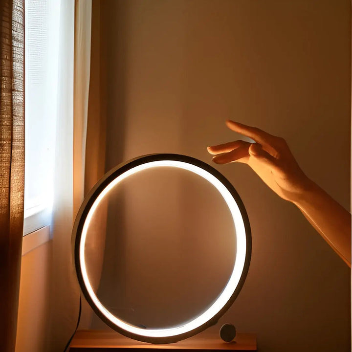 Luvikno | Halo Glo Bordlampe: Elegant LED-belysning med berøringskontroll