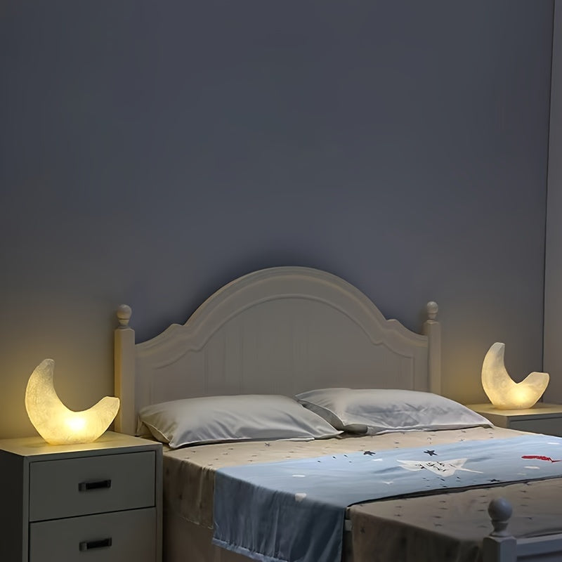Luvikno | Halvmåne Nattlampe i Art Deco Stil – Batteridrevet med Bryter