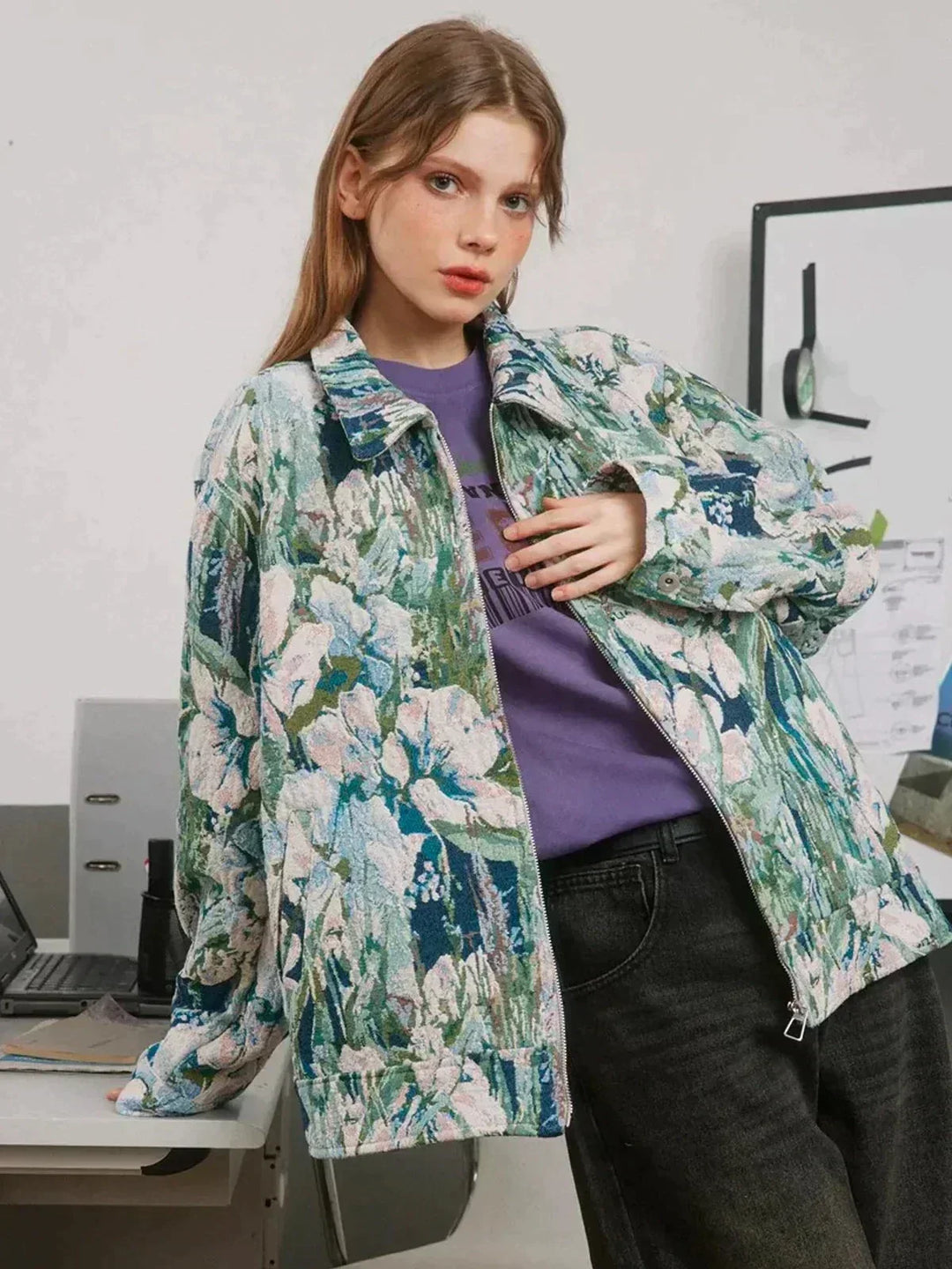 Luvik | Oversize, glanset jakke med blomstermønster.