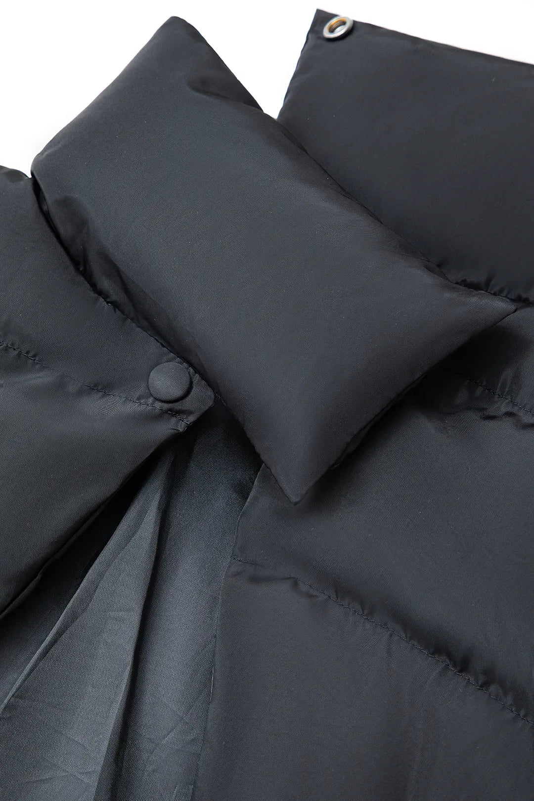 Luvik | Musta pystykaulus leikkauksella varustettu puffertakki