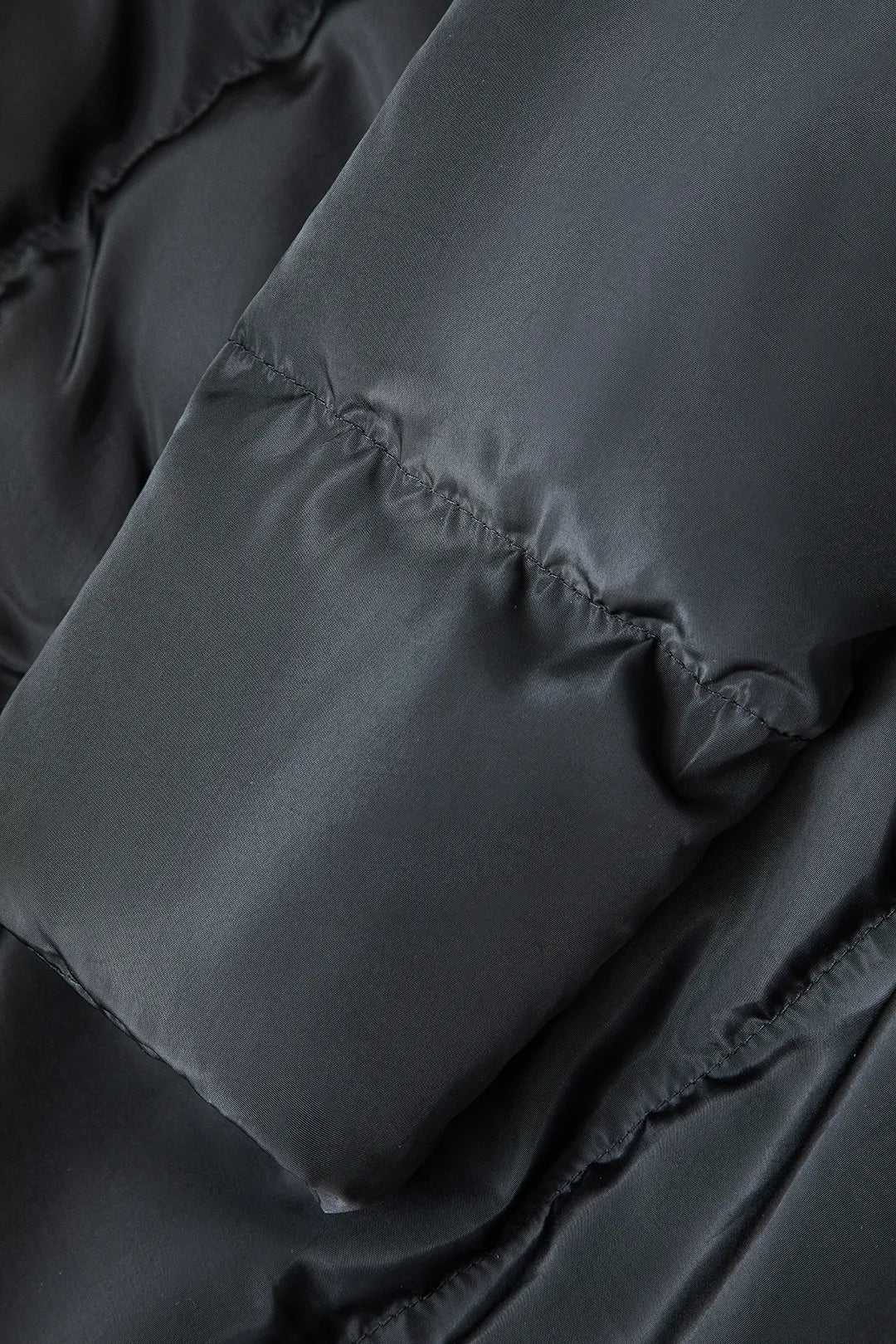 Luvik | Musta pystykaulus leikkauksella varustettu puffertakki