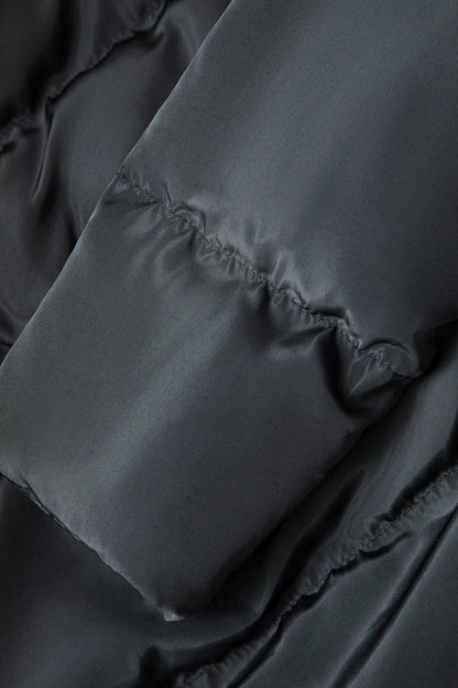 Luvik | Musta pystykaulus leikkauksella varustettu puffertakki