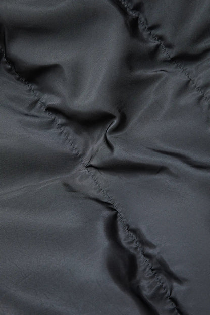 Luvik | Musta pystykaulus leikkauksella varustettu puffertakki