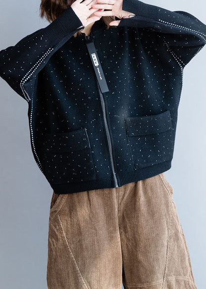 Luvik | Musta korkeakauluksinen neuletakki, jossa on vetoketju ja talvipisteet