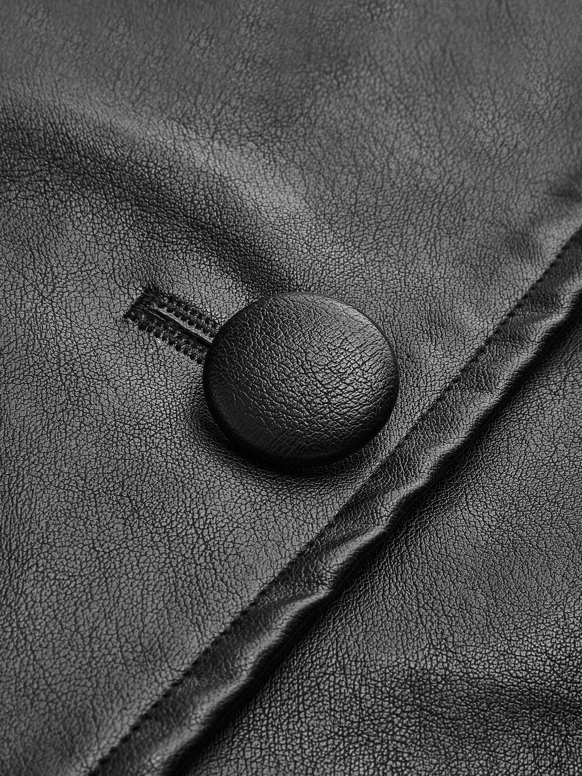 Luvik | Vyöttömästä keinonahasta valmistettu takki