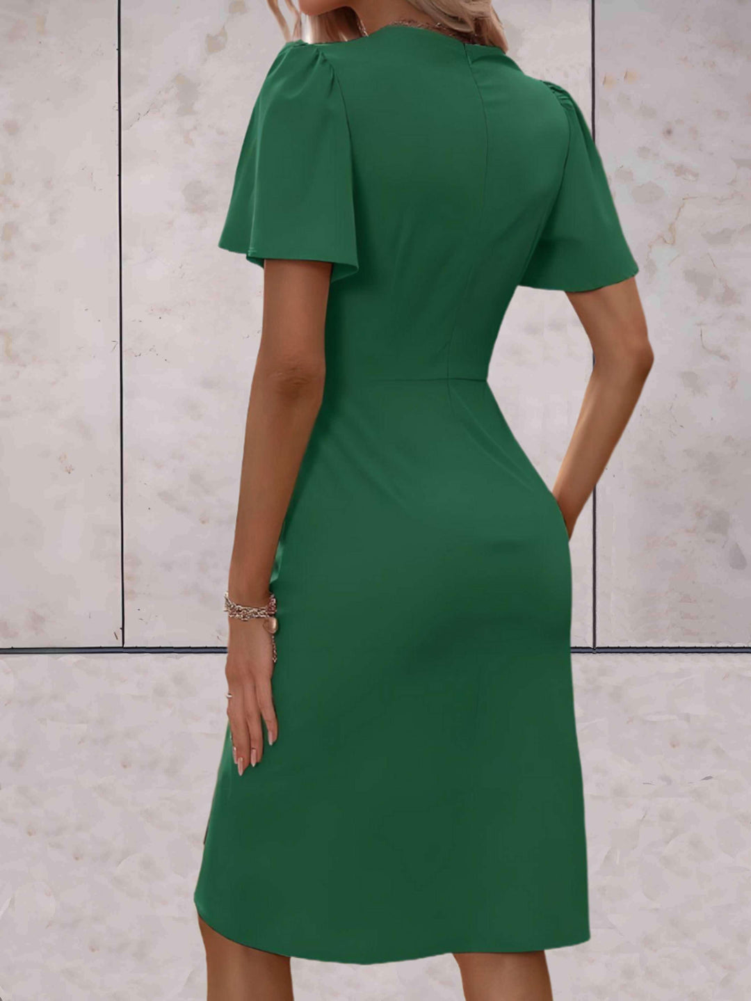 Luvik | Elegantti tiukasti istuva mekko liehuvilla hihoilla naisille