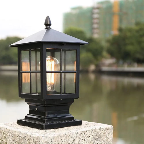 Luvikno | Værbestandig utendørs lampe på søyle i svart metall