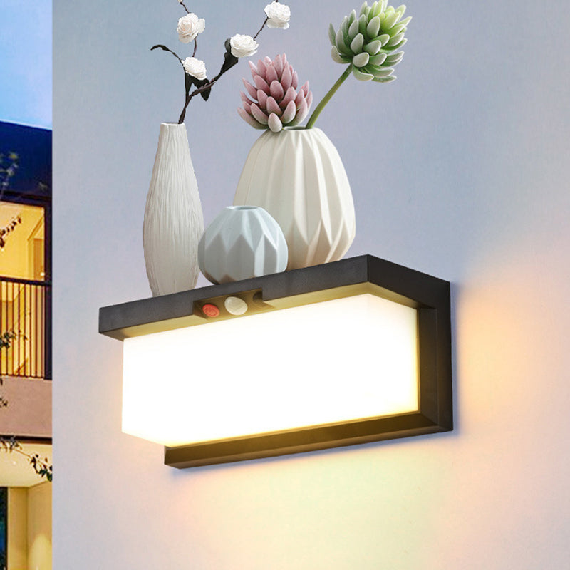 Moderne minimalistiske sol- og vanntette plast- og PC-rektangulære LED-vegglampe for utendørs, patio og hage | Luvikno