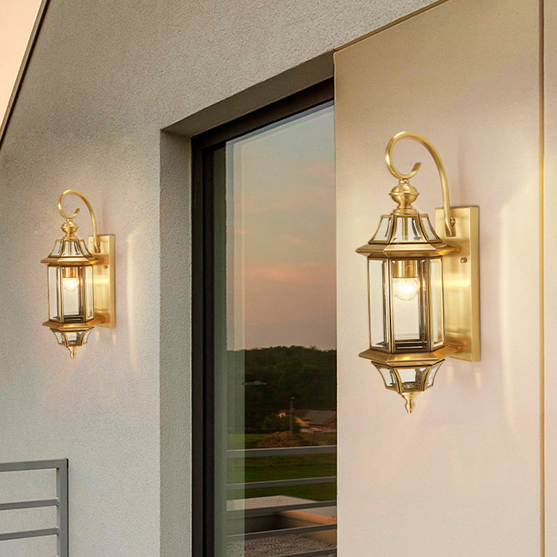 Tradisjonell europeisk messing glass polygonal 1-lyskilde vanntett vegglampe for soverom, uteplass og hage | Luvikno