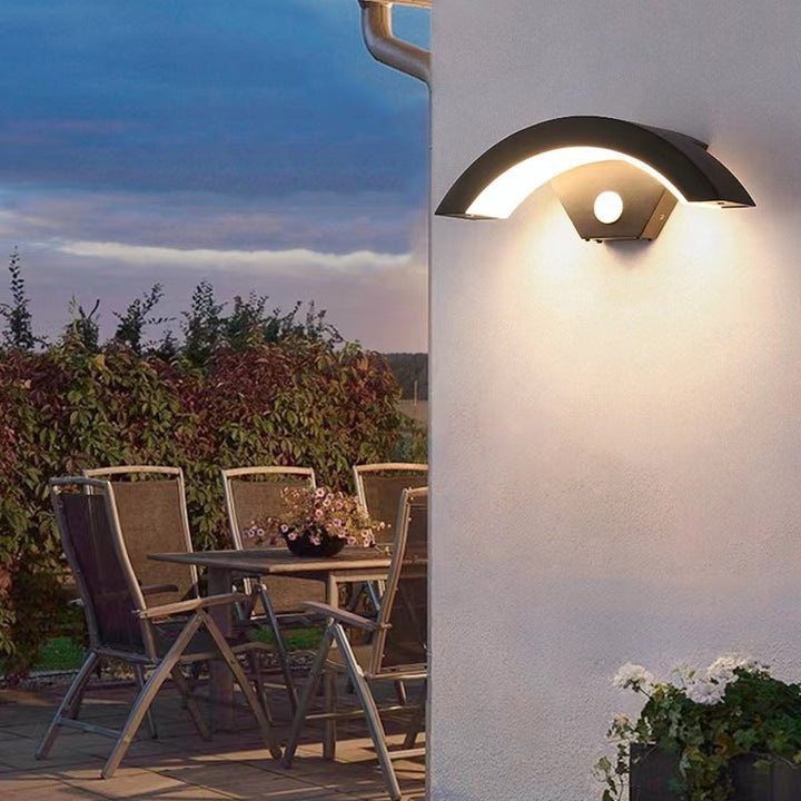 Moderne minimalistisk buet aluminium akryl LED vegglampe for hage | Luvikno