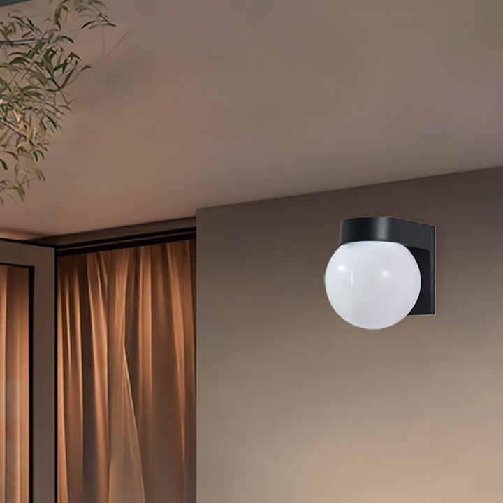 Moderne Enkelhet Vanntett Orb Polykarbonat Akryl 1-Lys Vegglampe For Utendørs Patio | Luvikno