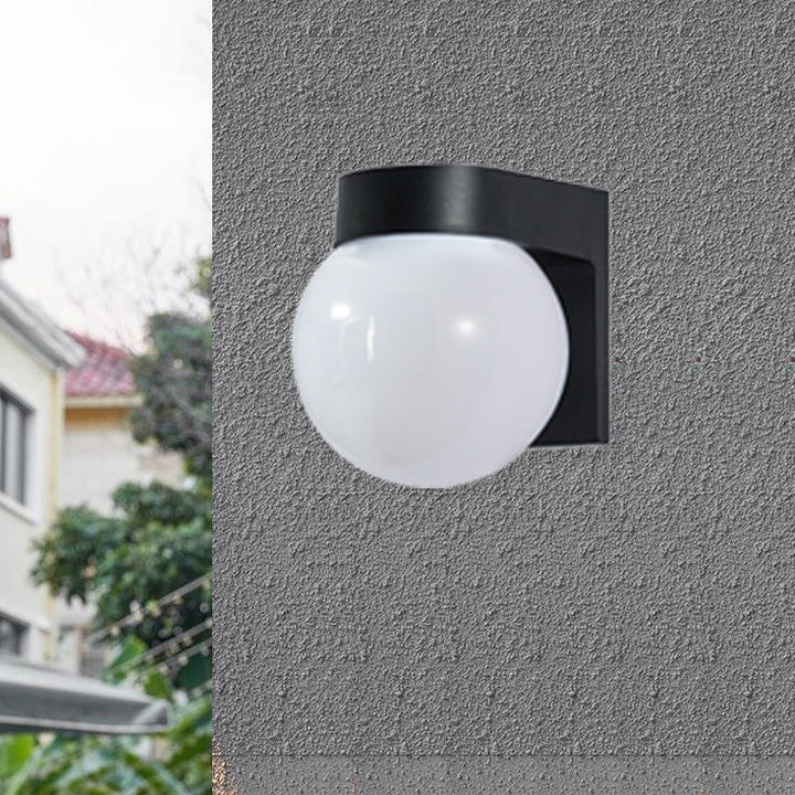 Moderne Enkelhet Vanntett Orb Polykarbonat Akryl 1-Lys Vegglampe For Utendørs Patio | Luvikno