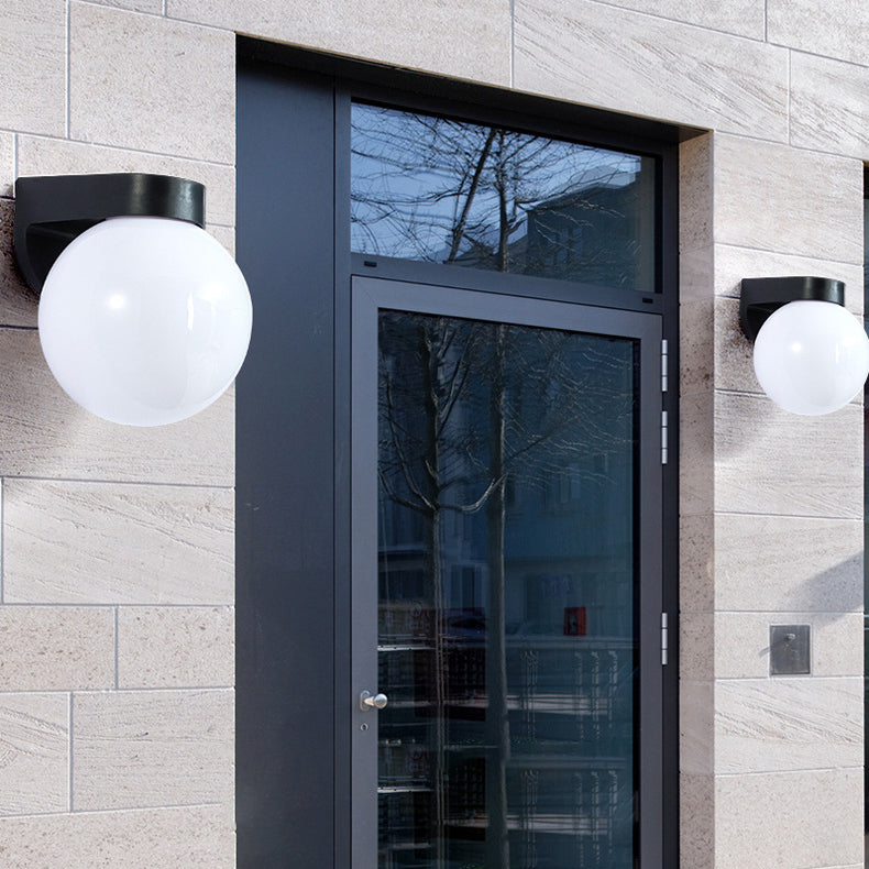 Moderne Enkelhet Vanntett Orb Polykarbonat Akryl 1-Lys Vegglampe For Utendørs Patio | Luvikno