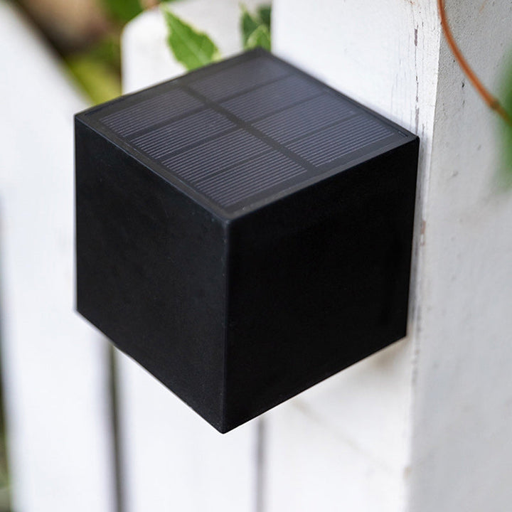 Moderne minimaliste kube plastisk solenergi LED vegglampe for hagen | Luvikno