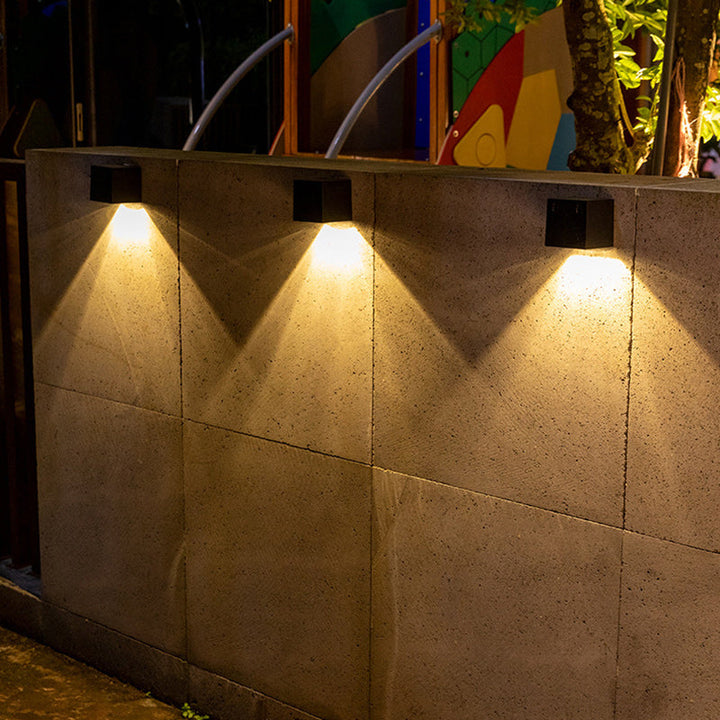 Moderne minimaliste kube plastisk solenergi LED vegglampe for hagen | Luvikno