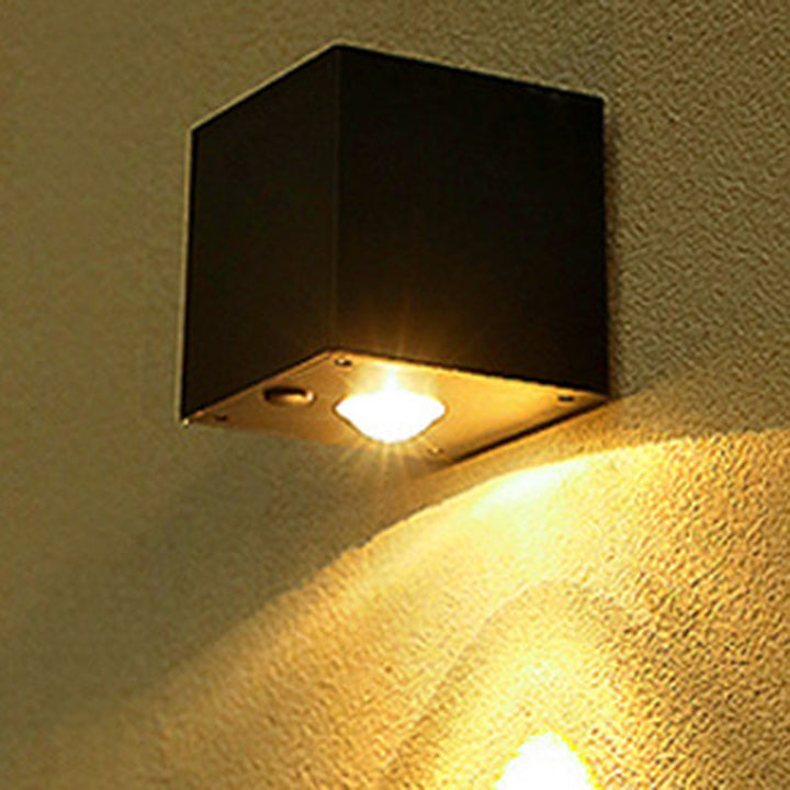 Moderne minimaliste kube plastisk solenergi LED vegglampe for hagen | Luvikno