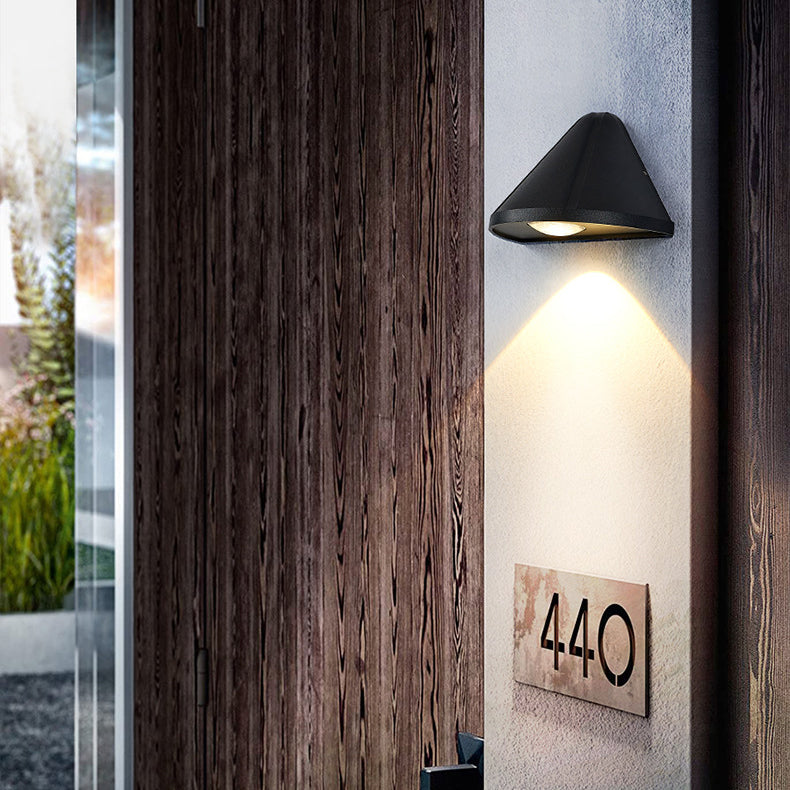Moderne Minimalistisk Vanntett Trekant Halvsirkel Støpt Aluminium PC LED Vegglampe For Utendørs Patio | Luvikno