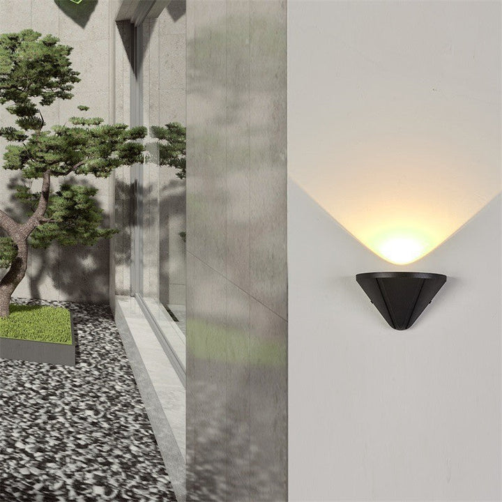 Moderne Minimalistisk Vanntett Trekant Halvsirkel Støpt Aluminium PC LED Vegglampe For Utendørs Patio | Luvikno