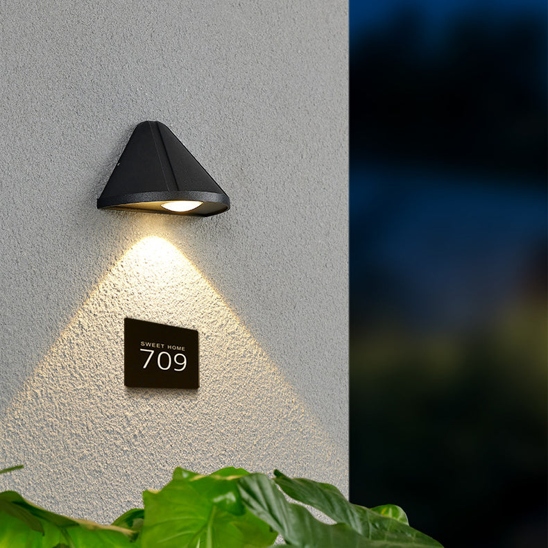 Moderne Minimalistisk Vanntett Trekant Halvsirkel Støpt Aluminium PC LED Vegglampe For Utendørs Patio | Luvikno