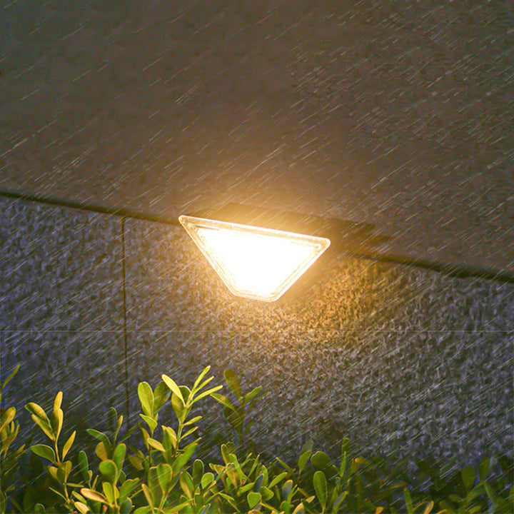 Moderne Enkelhet Sol Vannavstøtende ABS PS Triangel LED Landskapsbelysning Utendørs Lys For Utendørs Terrasse | Luvikno