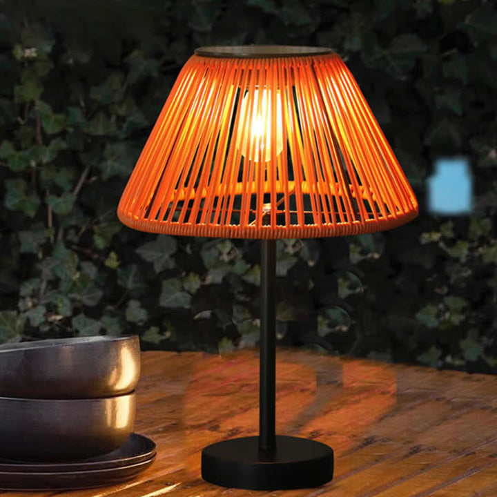 Tradisjonell Landsbyhus Vanntett Solcellelader Veving Gummi Rattan Jern Konisk LED Utendørs Bordlampe For Hage | Luvikno