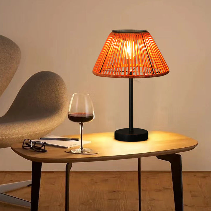 Tradisjonell Landsbyhus Vanntett Solcellelader Veving Gummi Rattan Jern Konisk LED Utendørs Bordlampe For Hage | Luvikno