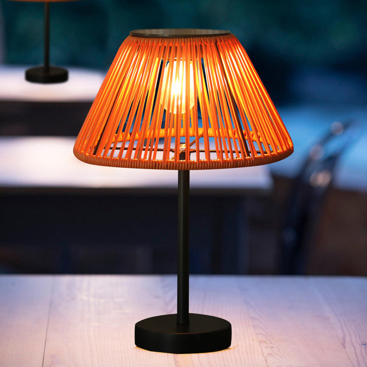 Tradisjonell Landsbyhus Vanntett Solcellelader Veving Gummi Rattan Jern Konisk LED Utendørs Bordlampe For Hage | Luvikno
